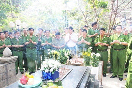 Đoàn cán bộ Học viện CSND viếng mộ Chị Võ Thị Sáu